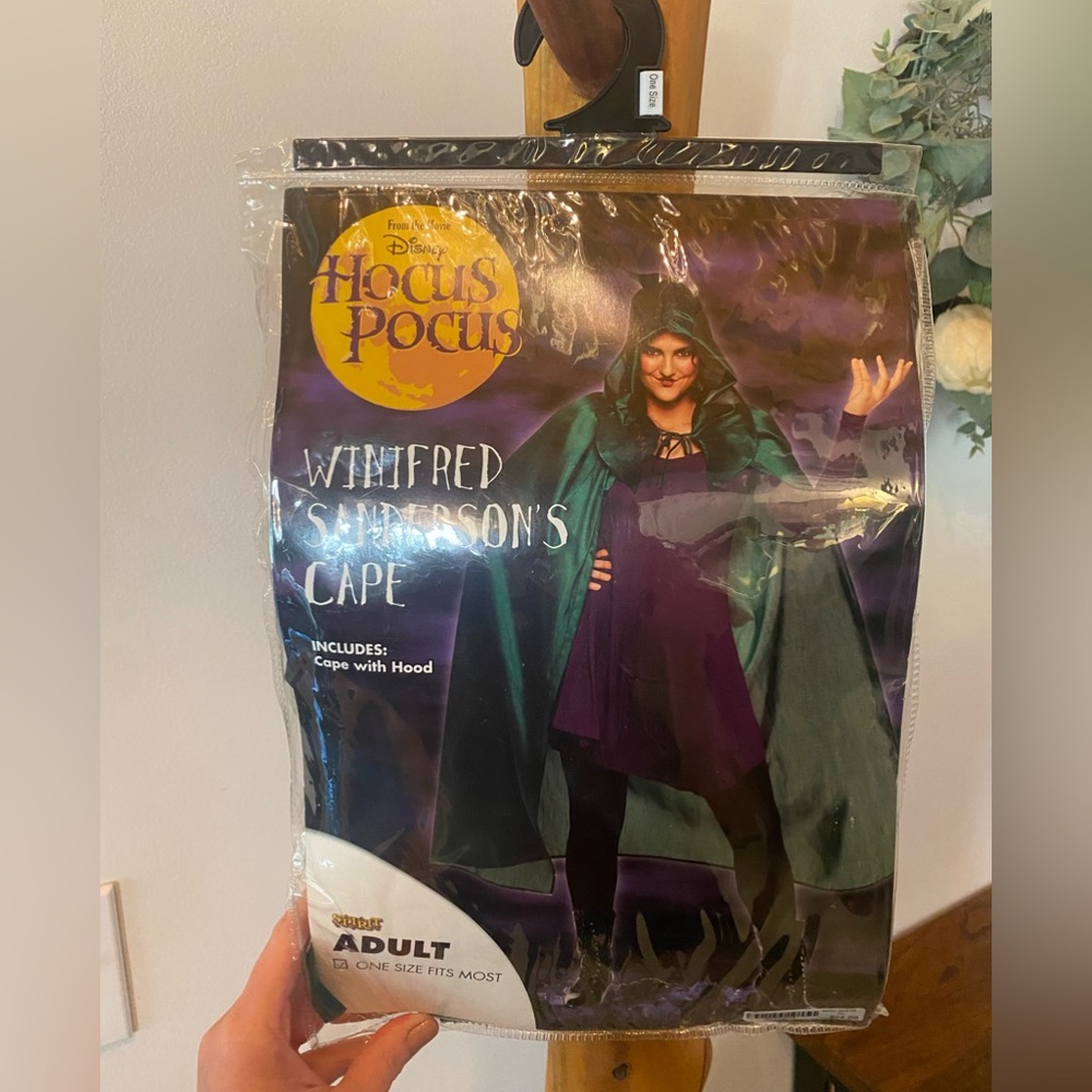 Adult, Winfred Sanderson’s cape, never worn only to try on. Halloween green cape